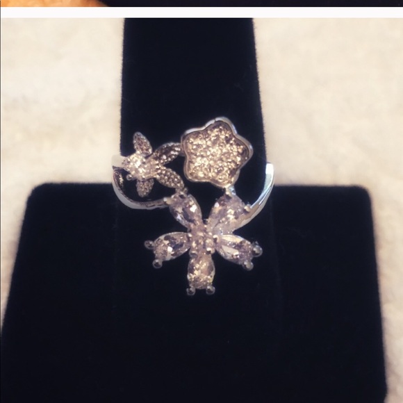 Sz 8 Silver Plated CZ Accents Ring - Picture 3 of 4
